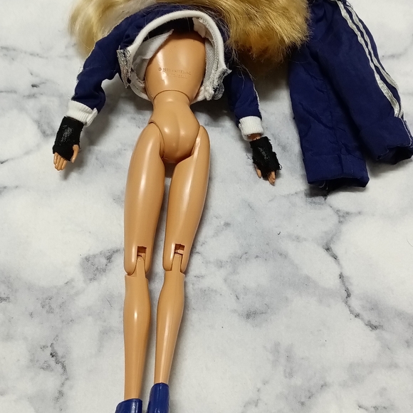 Barbie doll with the jumpsuit gloves and sneakers articulating vintage 1993 - Picture 9 of 9